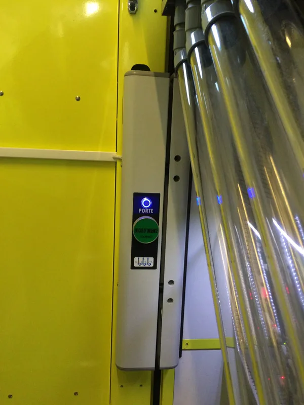 Serrure applique e-Lock 2 points sur la porte d'un local technique