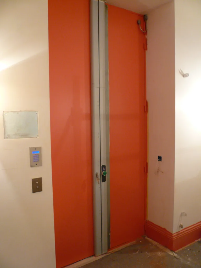 Porte d'entrée d'immeuble avec verrouillage motorisé, vue d'ensemble