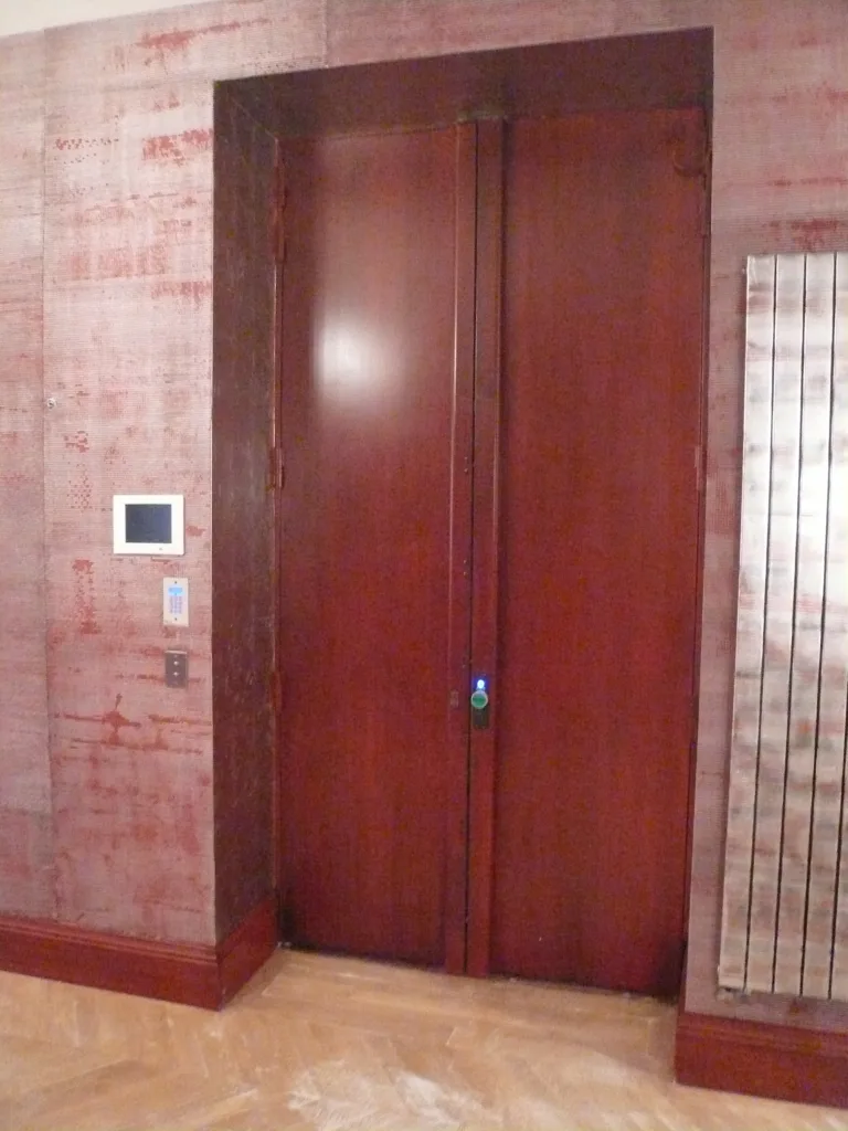 Entrée d'immeuble sécurisée, vue depuis la rue