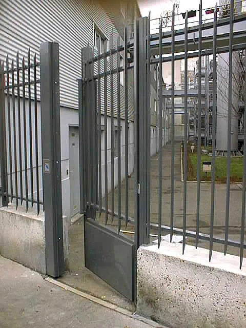 Portillon d'accès de site industriel équipé d'un verrouillage motorisé