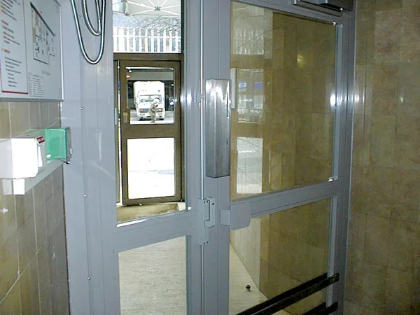 Porte d'évacuation d'un bâtiment tertiaire parisien équipée d'un verrouillage de sécurité
