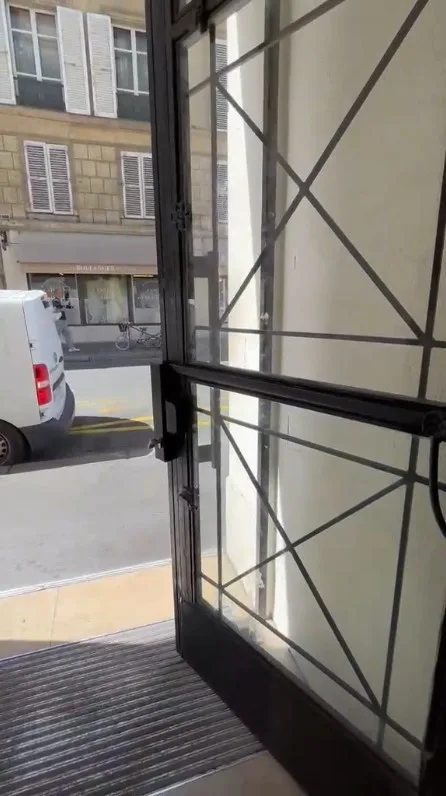 Entrée d'immeuble du 5e arrondissement de Paris équipée de la serrure motorisée SIMPLY