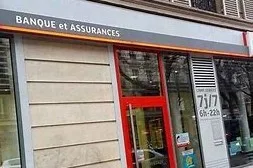 Entrée d'agence bancaire sécurisée