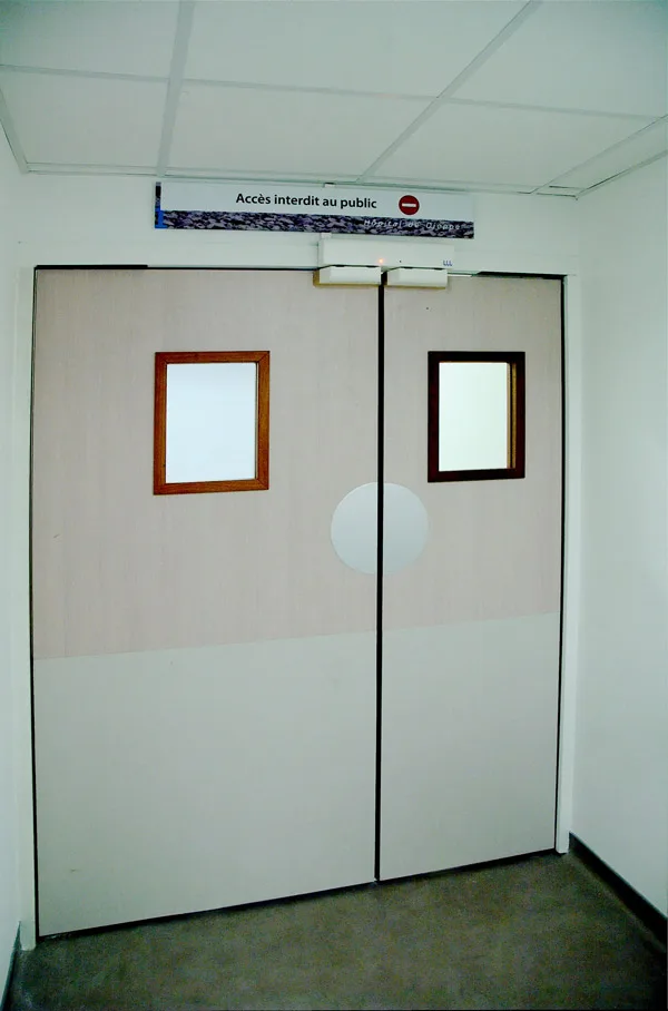 Porte de circulation d'hôpital