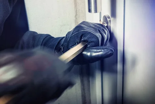 Tentative d'effraction au pied-de-biche sur une porte
